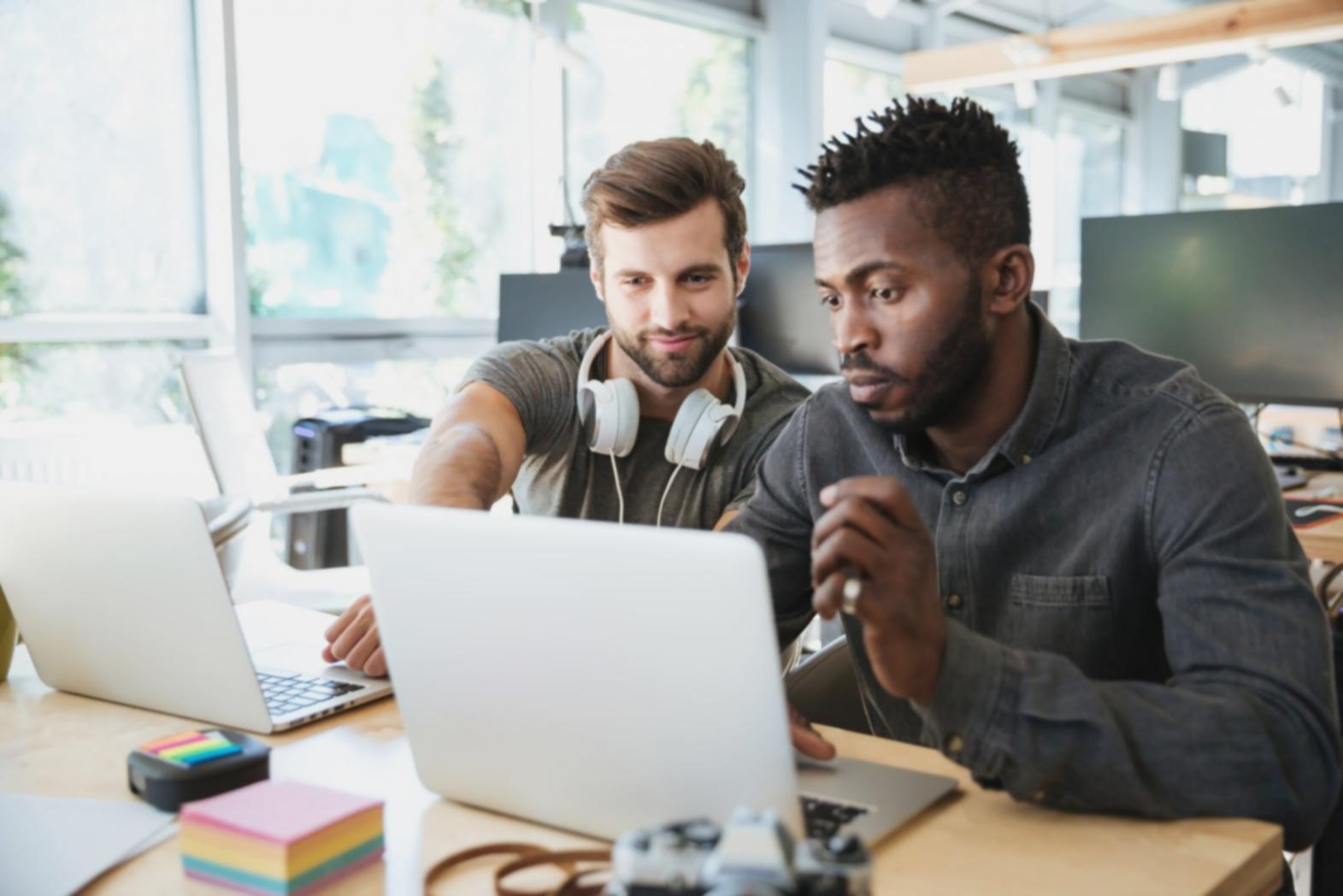 Professionnel analysant des données financières sur écran